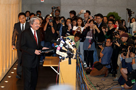 財政司司長曾俊華12日向行政長官梁振英請辭,預計準備參選下屆特首。他並未宣布參選,稱在未來一段時間決定。(潘在殊/大紀元)